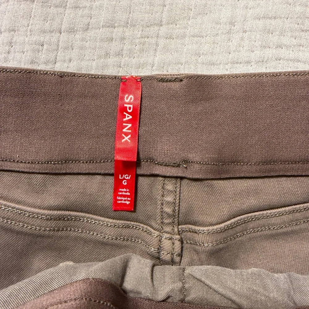 Spanx Stretch Twill Women’s Shorts - Picture 2 of 3